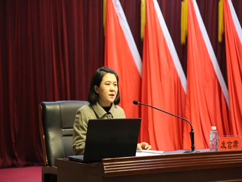市委党校杨静林教授向参训人员作《中国特色社会主义新时代的政治宣言和行动纲领》的专题报告。_副本.jpg